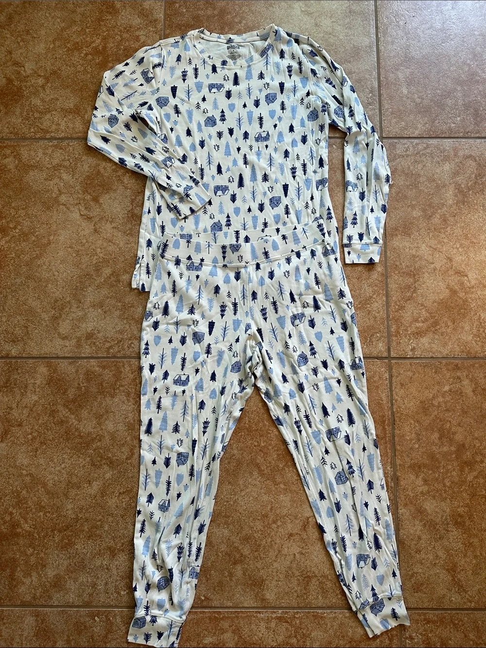 Duluth Trading Co Cream and Blue Winter Woodland Print Women’s Pajama Set - Picture 1 of 9
